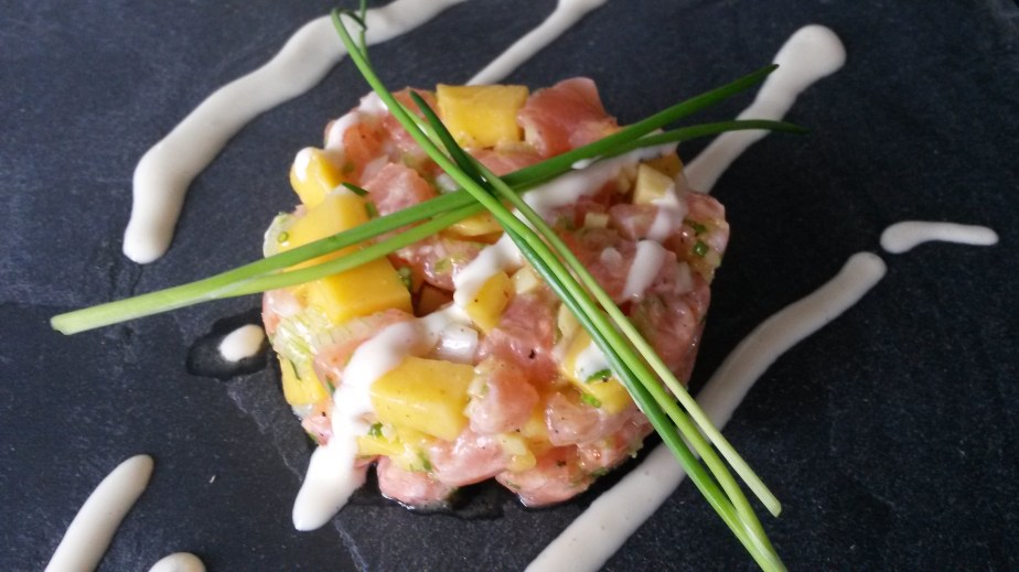 Lachstartar mit Mango