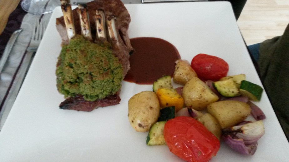 Lammkarree mit Kräuterkruste, Rotweinjus und&nbsp;Ofengemüse