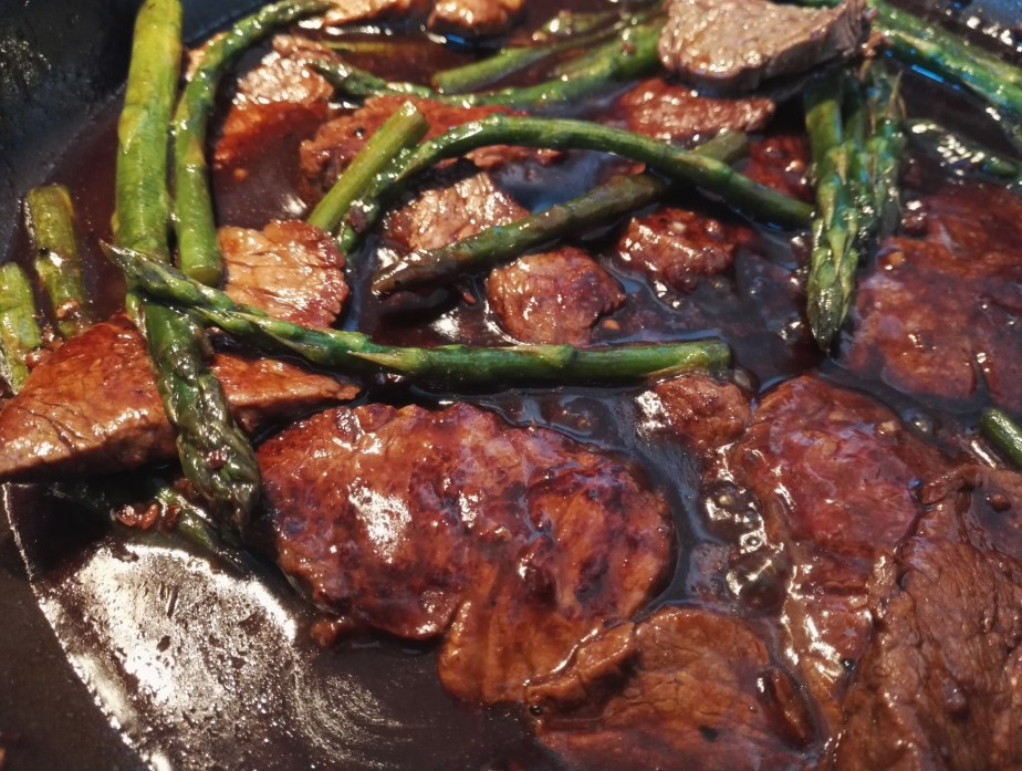 Rinderfilet in Sichuan-Pfeffersoße mit grünem&nbsp;Spargel