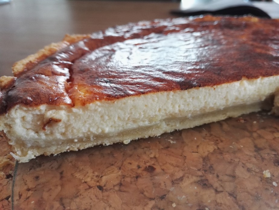 Parmesantarte mit Tomatensalat