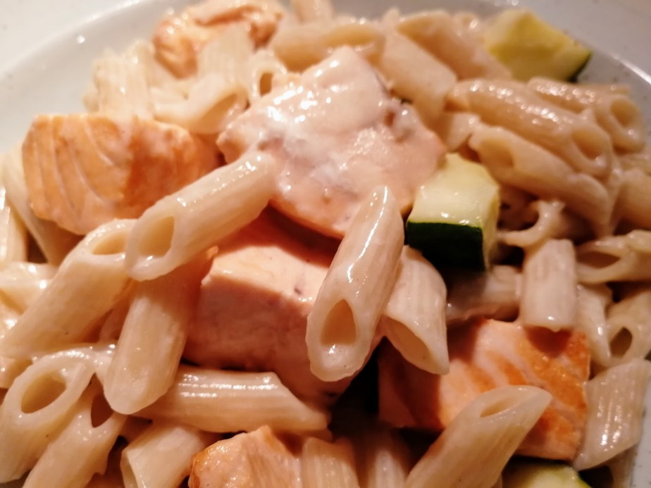 Lachs-Nudelpfanne mit Zucchini