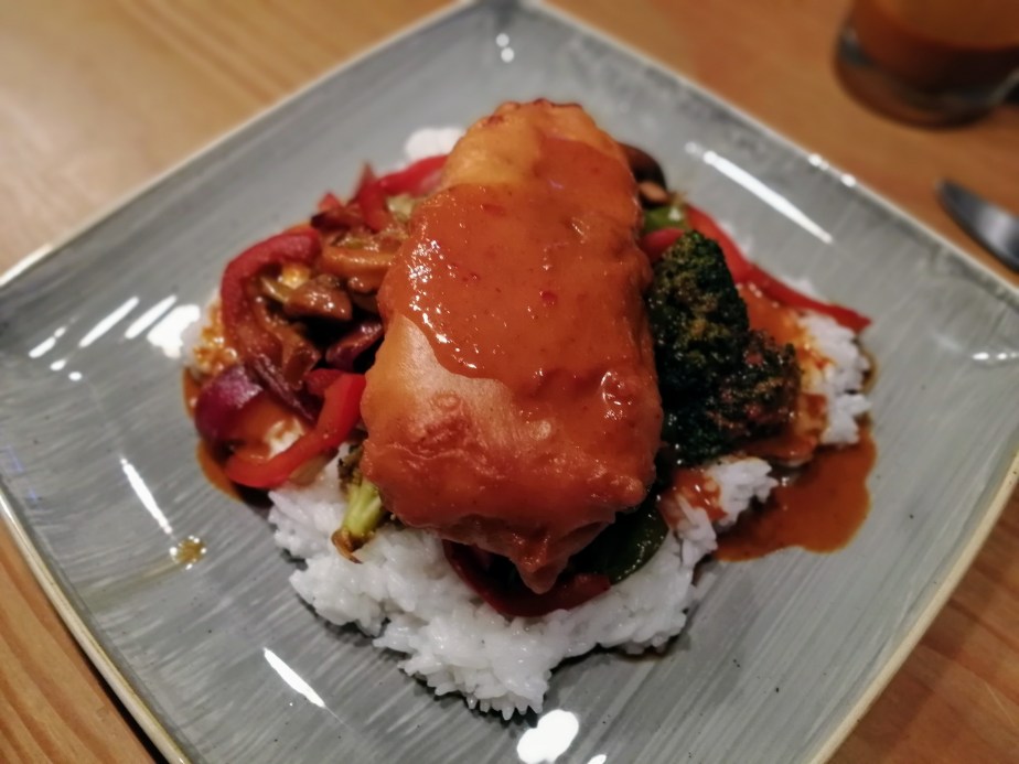 Gebackenes Hähnchen mit Wokgemüse und Kokos-Currysauce